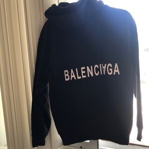Se Lunis “Balenciaga” sweatshirt